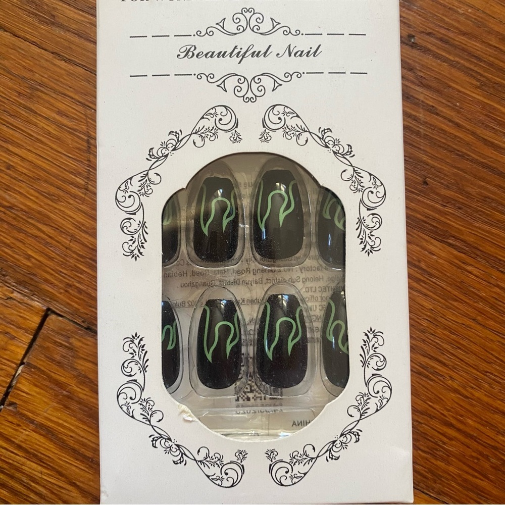 Elegant Black and Green Nail Set - Picture 4 of 5